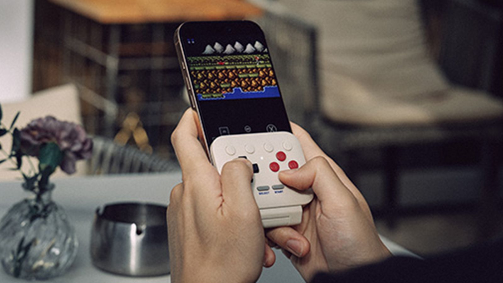 8BitDo FlipPad 通过翻折结构为竖屏手机游戏提供实体按键。图片来源:Creative Bloq。