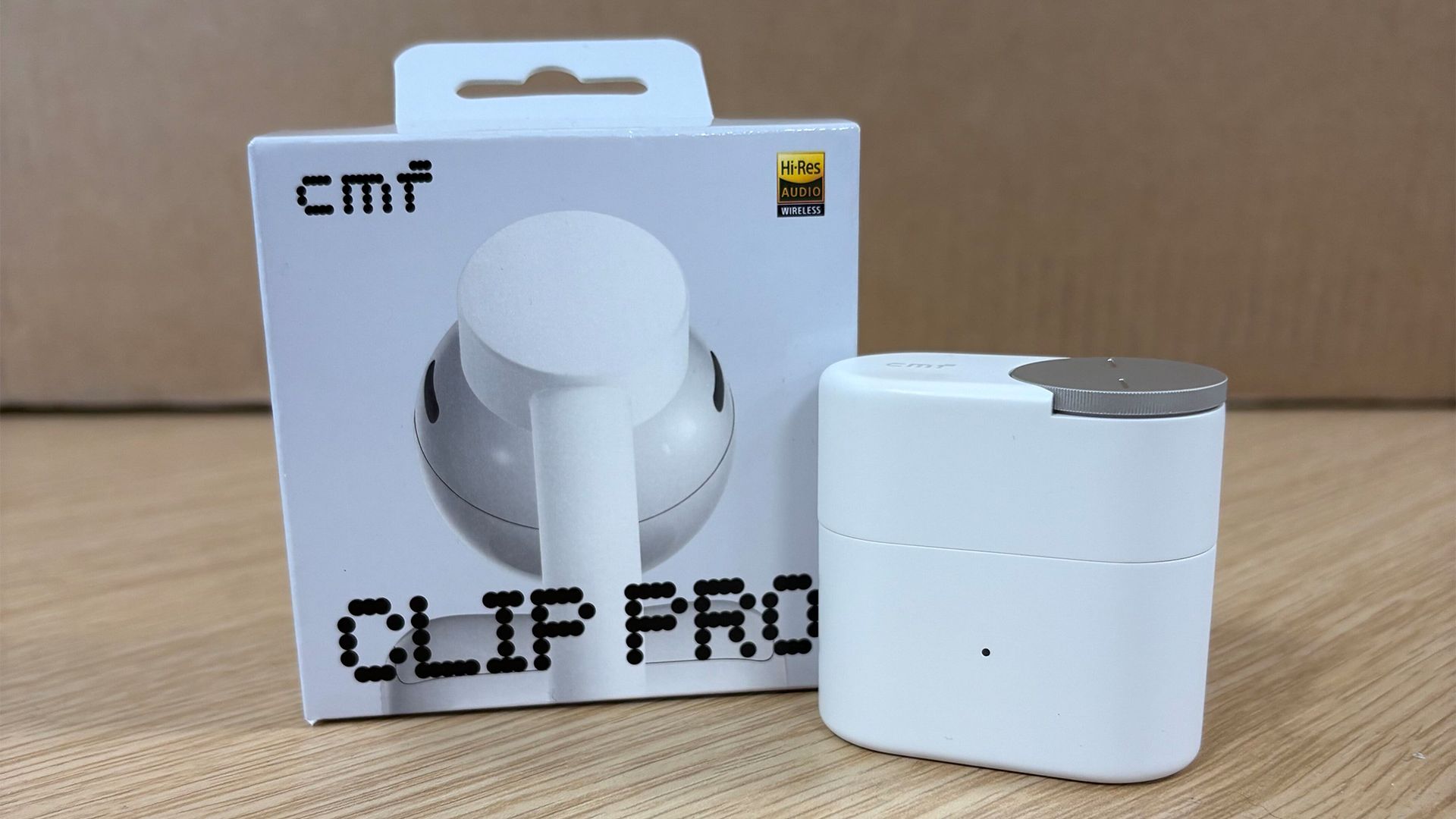 CMF Clip Pro 用开放式结构和 Smart Dial 连接科技产品与穿搭配饰。图片来源:Creative Bloq。