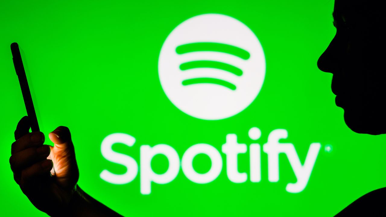 Spotify 的 AI Persona 标识把生成身份从后台规则带到用户界面。图片来源：Spotify / Creative Bloq。