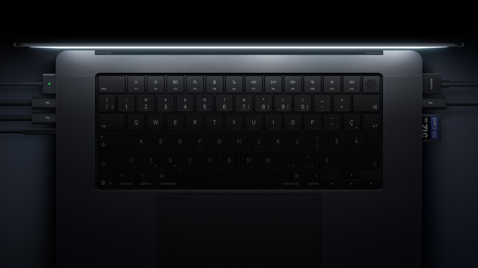 Apple 官方触屏 MacBook Pro 机身与接口展示