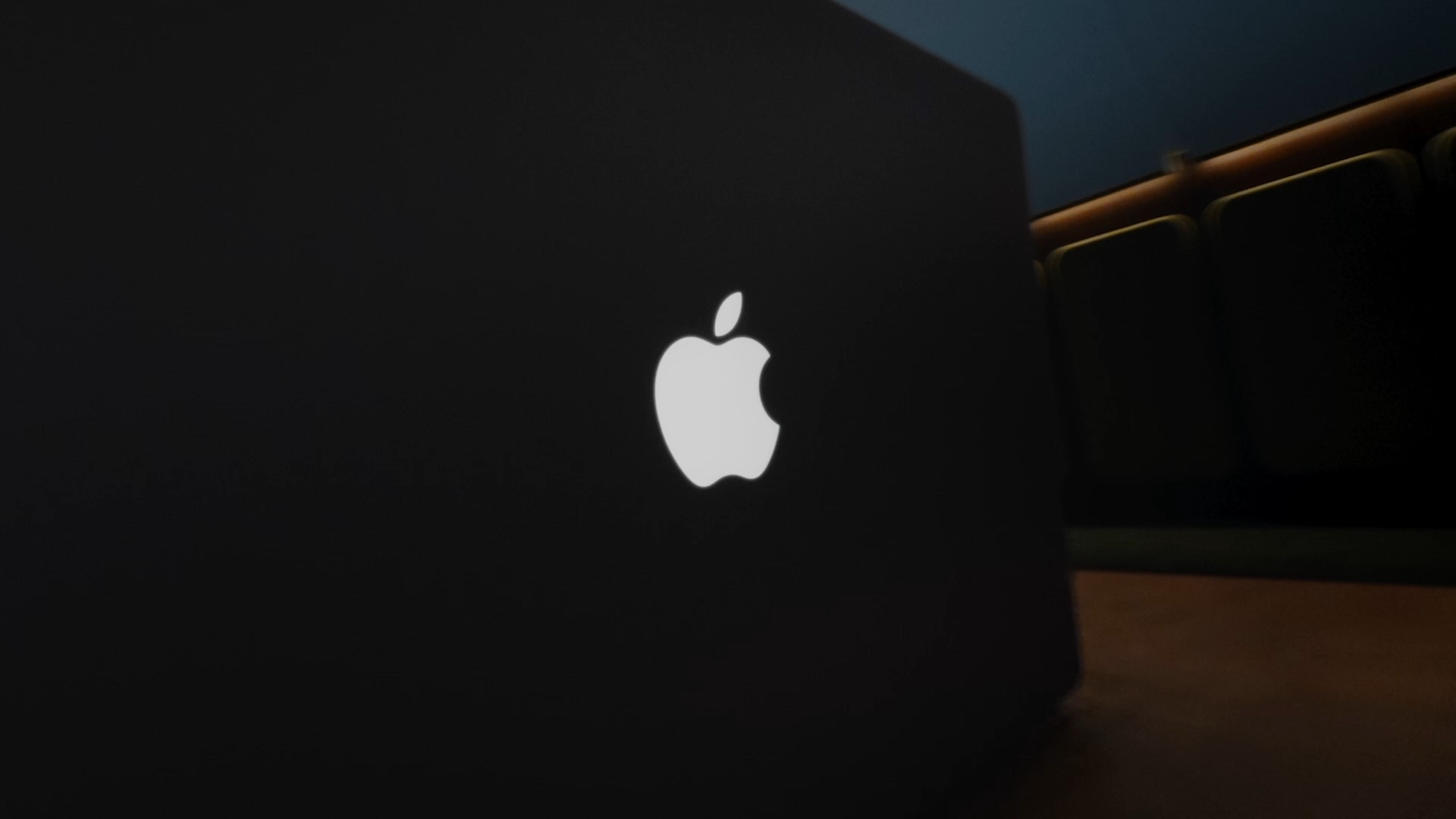 苹果官方影片中触屏 MacBook Pro 背盖发光标志的侧面特写
