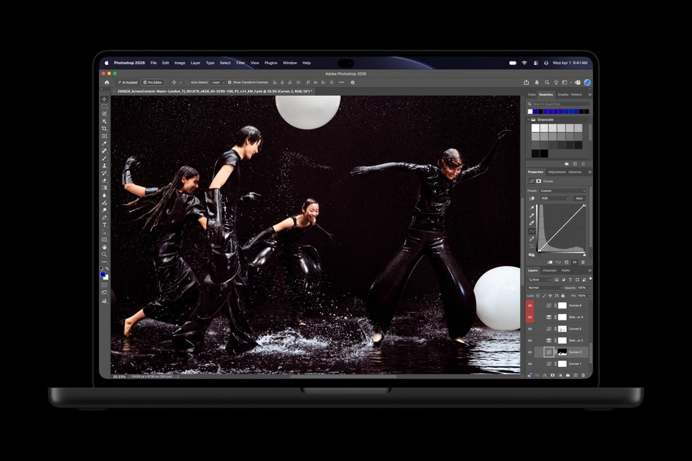 新款 MacBook Pro 展示 Adobe Photoshop 修图画面