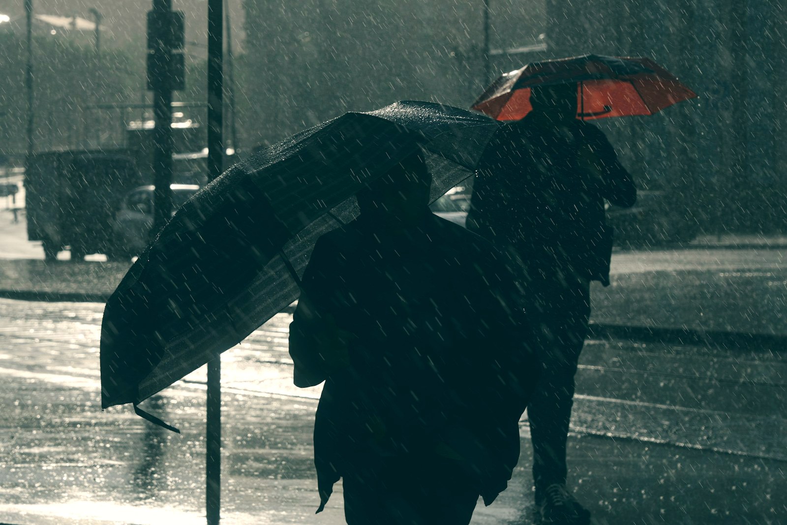 Elena Malinina 雨中双伞照片经本站实际像素调色后的冷青阴影版本