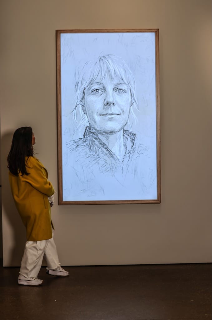 观众观看 Es Devlin《A National Portrait》肖像装置；摄影 © PQ Neiman／National Portrait Gallery，图片经 Serenade Magazine 页面获取。