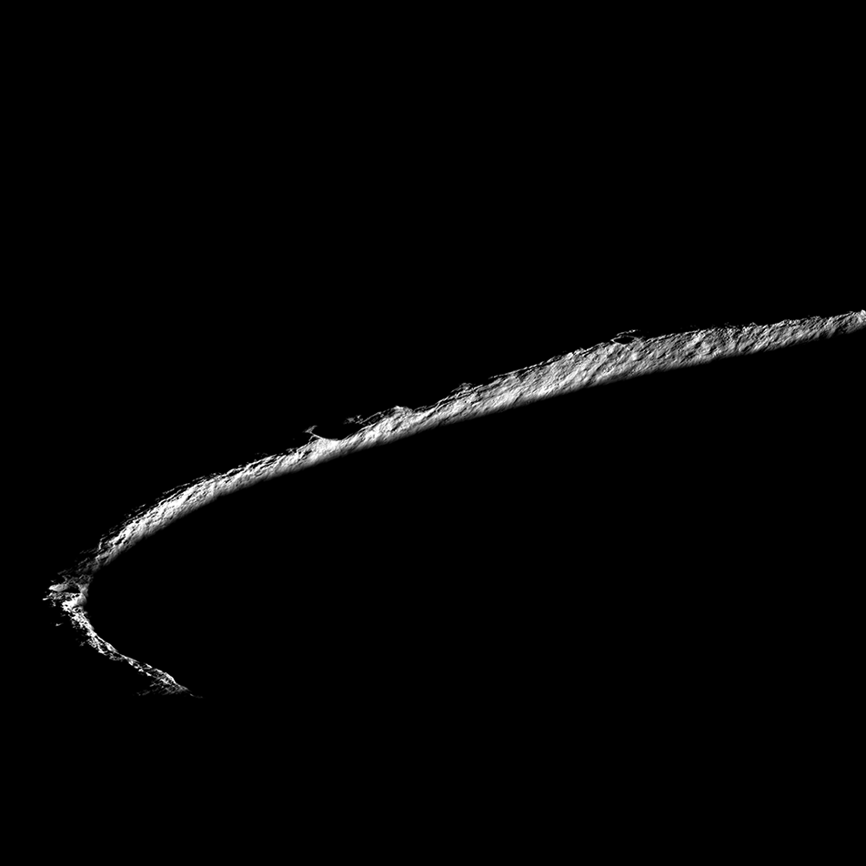 NASA 拍摄的 Shackleton 环形山边缘受光月面影像