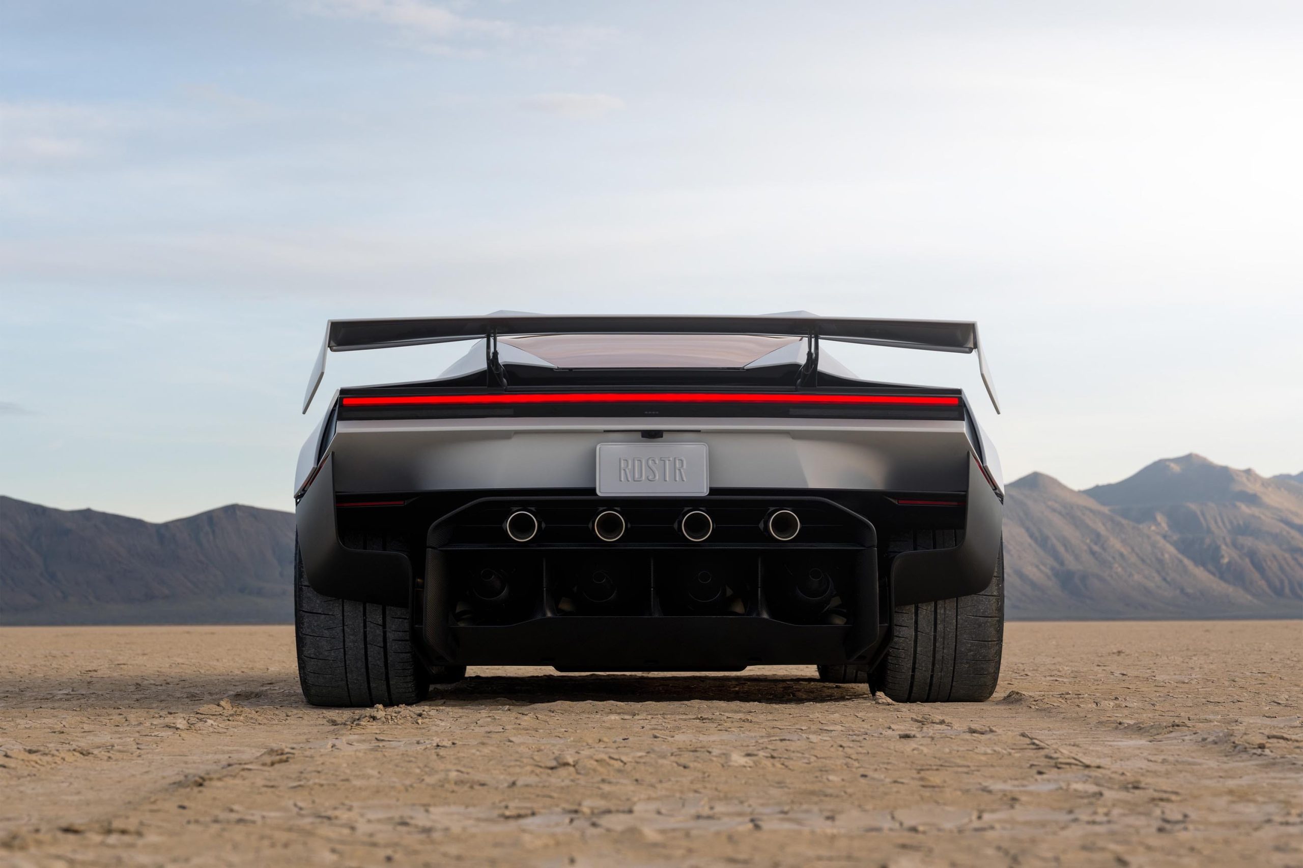 新 Roadster 车尾的喷嘴、尾翼与贯穿式尾灯官方宣传画面