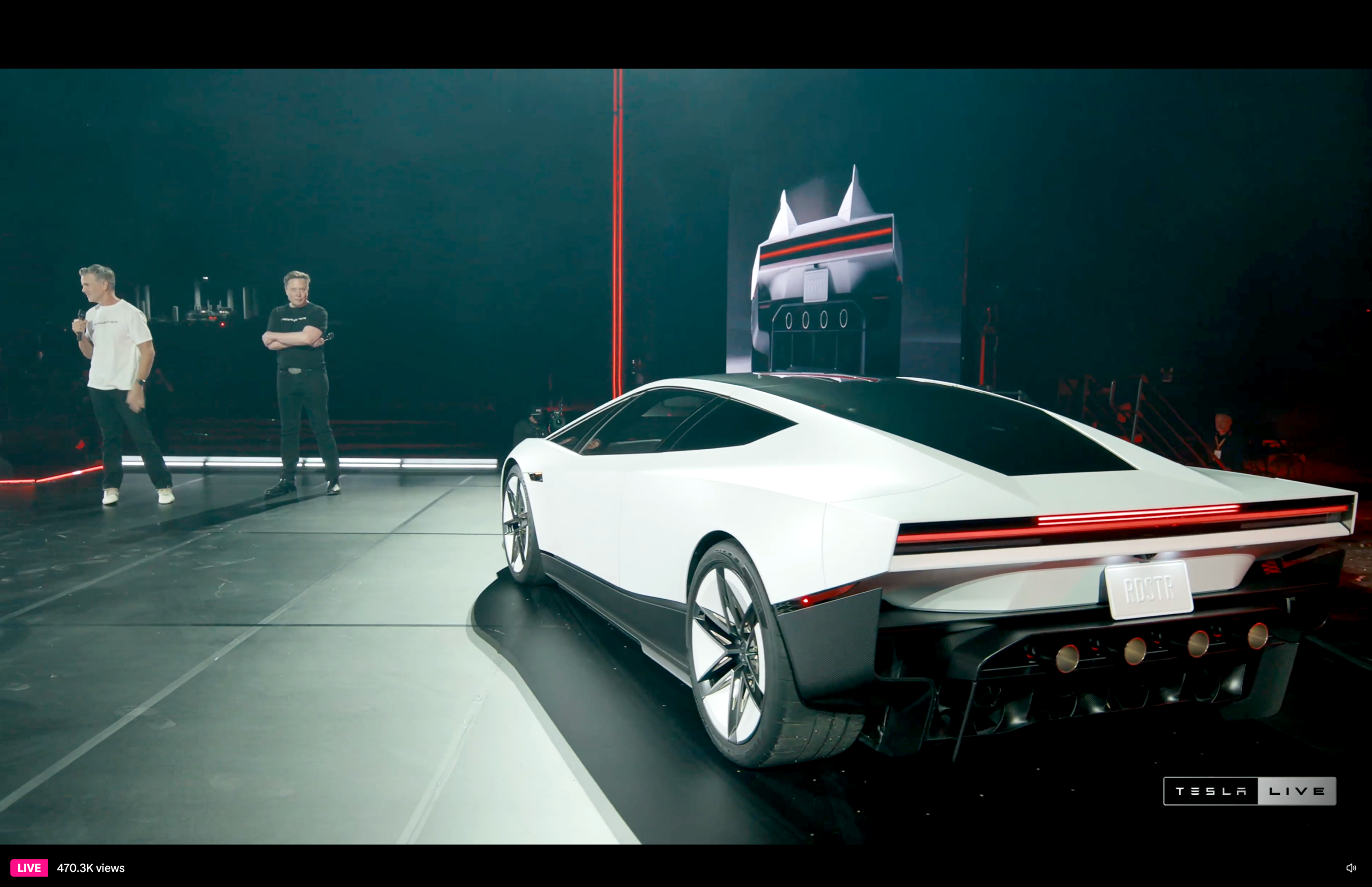 马斯克与 Lars Moravy 在 Roadster 发布现场展示白色原型车