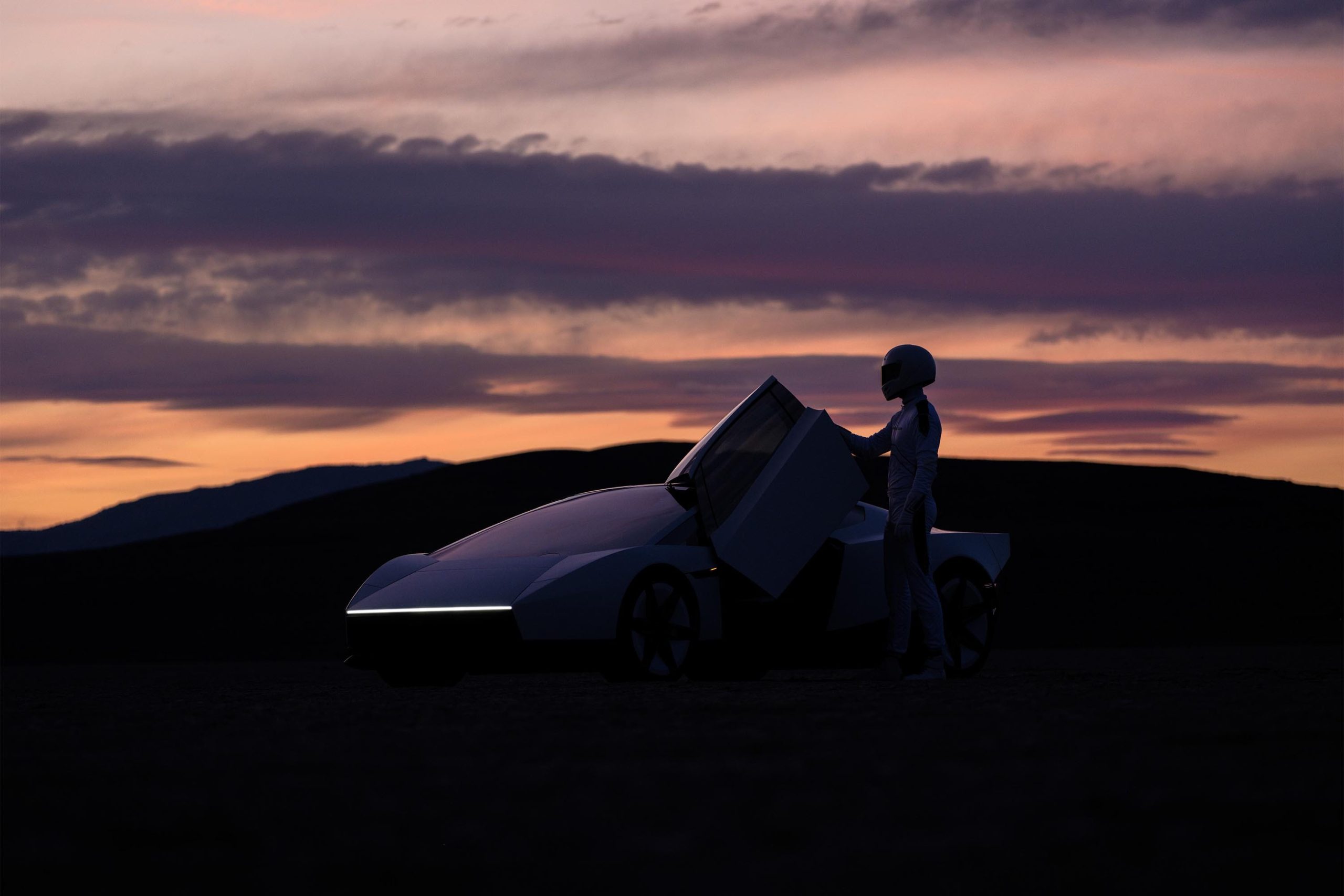 夕阳下打开车门的新款 Roadster 设计宣传画面